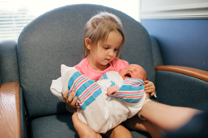 newborn and big sister2